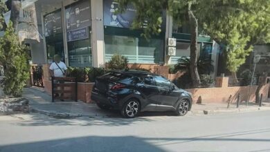 "Μία ώρα περιμένουμε μέσα στο λεωφορείο!" - Πάντως οι πινακίδες του... στη θέση τους 8