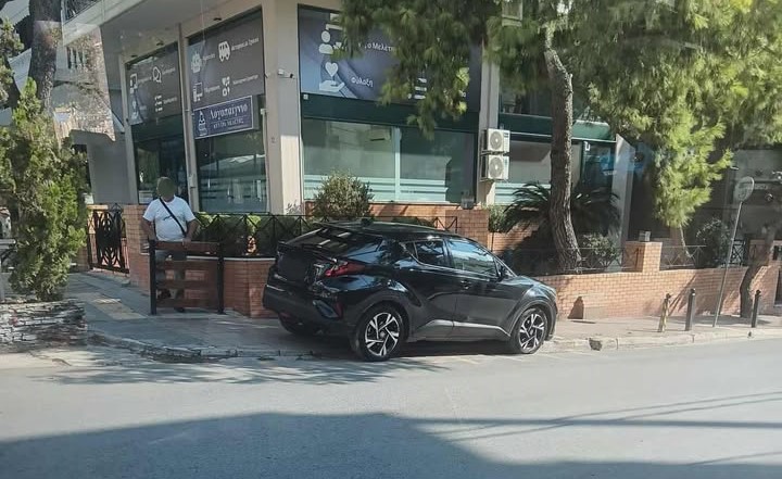 "Μία ώρα περιμένουμε μέσα στο λεωφορείο!" - Πάντως οι πινακίδες... στη θέση τους 1