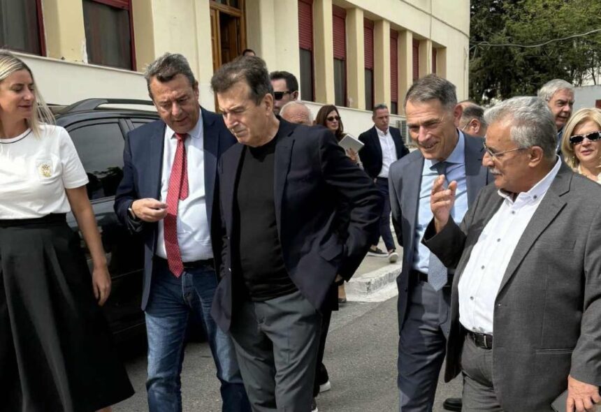 Επίσκεψη Χρυσοχοΐδη στο Νοσοκομείο Αγία Βαρβάρα 15