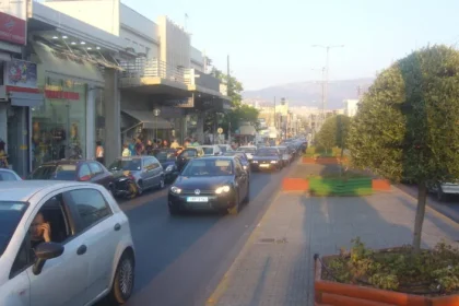 Επιχειρήσεις σε απόγνωση: Ερώτηση στη Βουλή για τα αλλεπάλληλα λουκέτα στην Ιερά Οδό 16