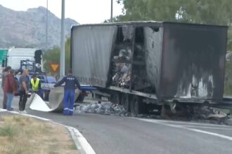 Τραγικός θάνατος στην Αθηνών – Κορίνθου: Οδηγός μηχανής ανασύρθηκε απανθρακωμένος κάτω από φορτηγό 30