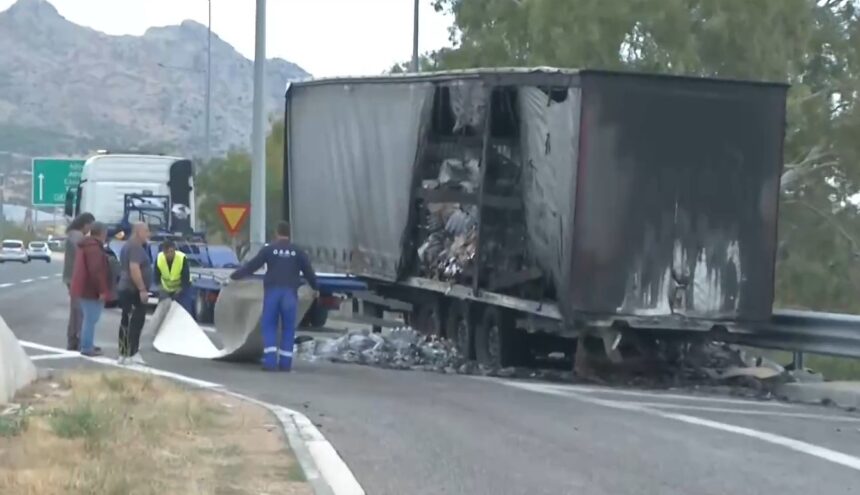 Τραγικός θάνατος στην Αθηνών – Κορίνθου: Οδηγός μηχανής ανασύρθηκε απανθρακωμένος κάτω από φορτηγό 2 Τραγικός θάνατος στην Αθηνών – Κορίνθου: Οδηγός μηχανής ανασύρθηκε απανθρακωμένος κάτω από φορτηγό 1