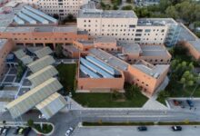 Χειροπέδες στον 43χρονο για την άγρια επίθεση με πιρούνι στην έγκυο σύζυγό του - Δίνει μάχη για την όρασή της στο Αττικόν 29