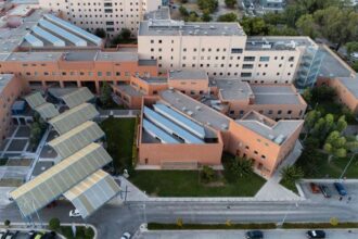 Χειροπέδες στον 43χρονο για την άγρια επίθεση με πιρούνι στην έγκυο σύζυγό του - Δίνει μάχη για την όρασή της στο Αττικόν 41