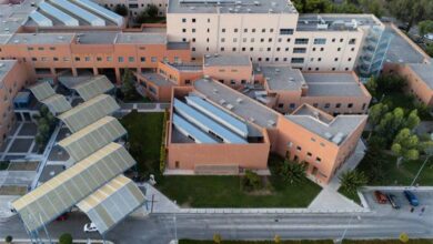 Χειροπέδες στον 43χρονο για την άγρια επίθεση με πιρούνι στην έγκυο σύζυγό του - Δίνει μάχη για την όρασή της στο Αττικόν 9