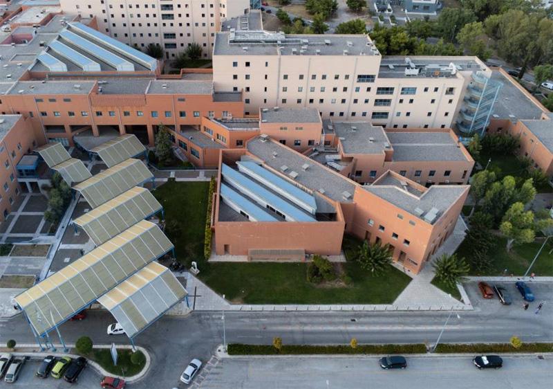 Χειροπέδες στον 43χρονο για την άγρια επίθεση με πιρούνι στην έγκυο σύζυγό του - Δίνει μάχη για την όρασή της στο Αττικόν 47