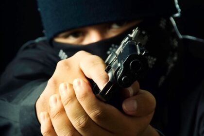 Ληστεία τη νύχτα στο Χαϊδάρι - Κουκουλοφόρος πυροβόλησε με αεροβόλο στο πρόσωπο εργαζόμενη, διακομίστηκε στο Αττικόν 7