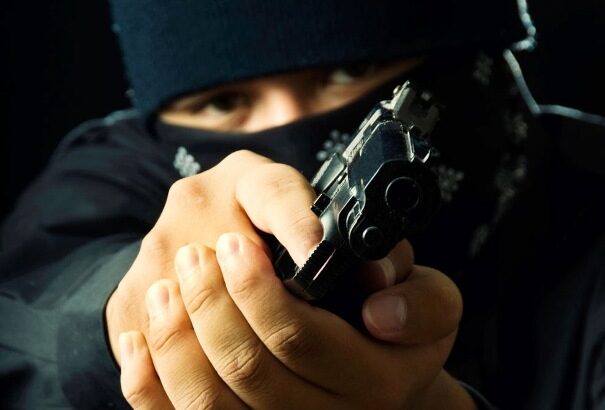 Ληστεία τη νύχτα στο Χαϊδάρι - Κουκουλοφόρος πυροβόλησε με αεροβόλο στο πρόσωπο εργαζόμενη 33