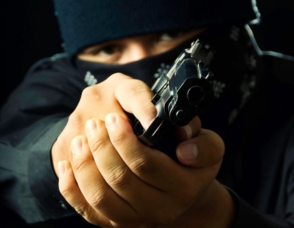 Ληστεία τη νύχτα στο Χαϊδάρι - Κουκουλοφόρος πυροβόλησε με αεροβόλο στο πρόσωπο εργαζόμενη, διακομίστηκε στο Αττικόν 3