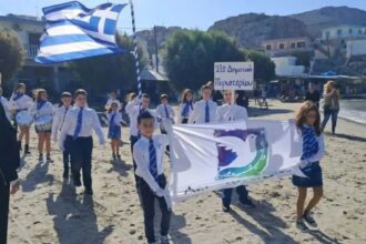 Σήμερα η Ψέριμος δεν ήταν μόνη! Μαθητές από το Περιστέρι παρέλασαν με τα παιδιά του ακριτικού νησιού - Συγκινητικό βίντεο 19