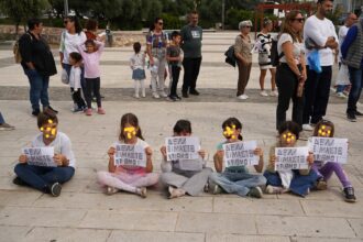 Παράσταση διαμαρτυρίας γονέων στην Πλατεία Δημαρχείου - Συμπαράσταση της δημοτικής αρχής 23