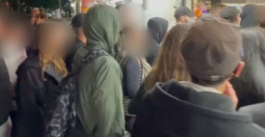 Παρέμβαση του Ρουβίκωνα σε καταστήματα στο Χαϊδάρι 1