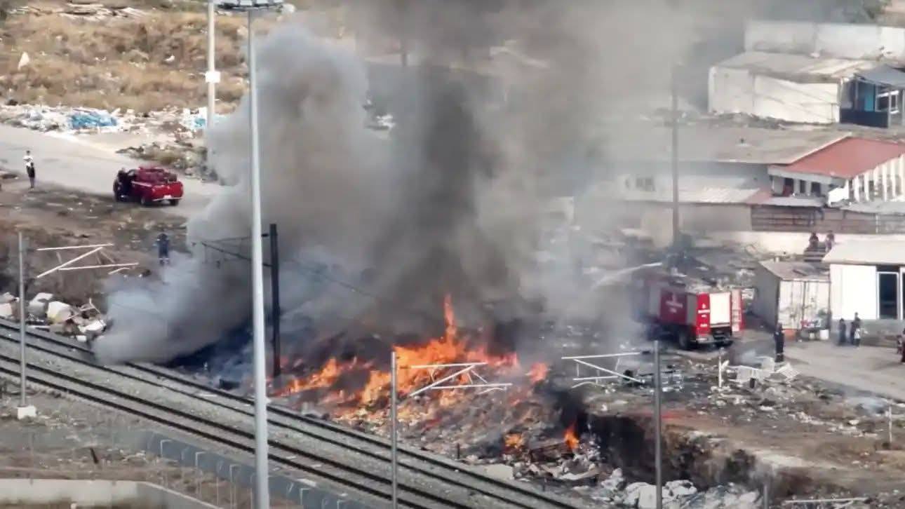 Συνεχείς φωτιές σε τόνους σκουπιδιών εντός της τάφρου του Προαστιακού 4 Συνεχείς φωτιές σε τόνους σκουπιδιών εντός της τάφρου του Προαστιακού 3