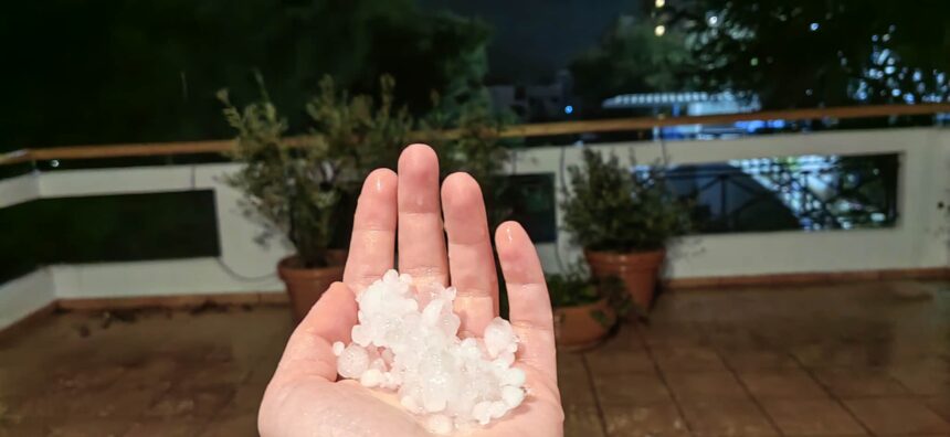 Χοντρό χαλάζι στο Χαϊδάρι, προβλήματα στην Αττική από την Adel 1