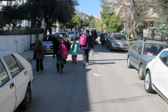 "Είστε αστείοι... Φτιάξατε ολόκληρο Μετρό, όμως σε ένα σωστό πεζοδρόμιο κολλήσατε και μας βασανίζετε" 29