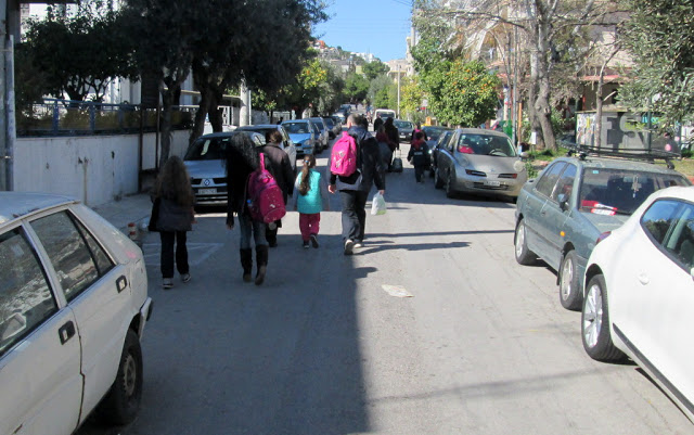 "Είστε αστείοι... Φτιάξατε ολόκληρο Μετρό, όμως σε ένα σωστό πεζοδρόμιο κολλήσατε και μας βασανίζετε" 15