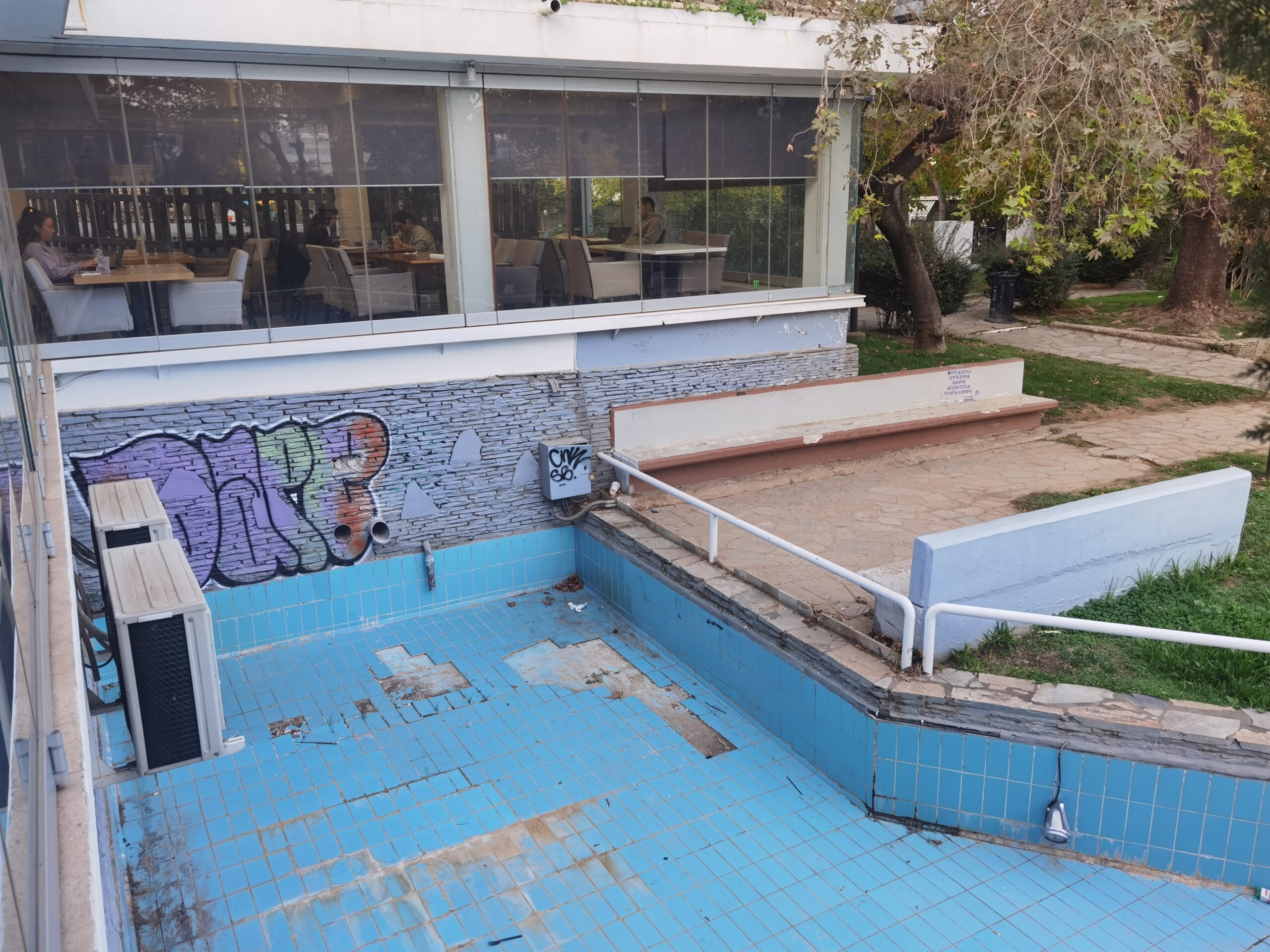 Δημοτική Βιβλιοθήκη: Άγος στην καρδιά της πόλης και του πολιτισμού 9