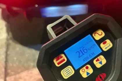 Συνελήφθη ιδιοκτήτης αλυσίδας φούρνων με κατάστημα στο Χαϊδάρι – "Έπιασε" 216 χλμ./ώρα στη Λ. Βουλιαγμένης 67