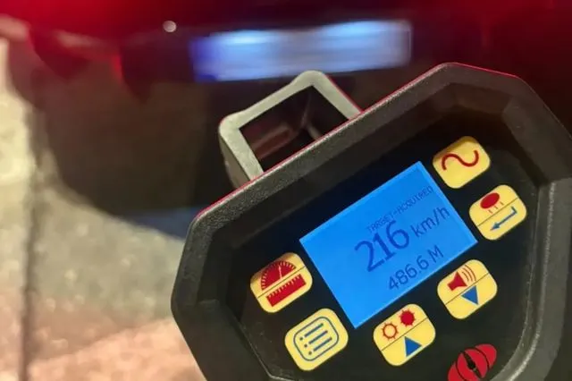 Συνελήφθη ιδιοκτήτης αλυσίδας φούρνων με κατάστημα στο Χαϊδάρι – "Έπιασε" 216 χλμ./ώρα στη Λ. Βουλιαγμένης 1