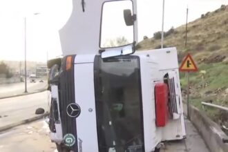 Ανατράπηκε φορτηγό στη Λεωφόρο Σχιστού – Νεκρή μία γυναίκα 29