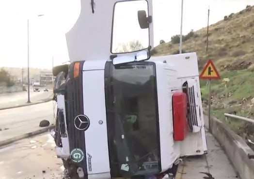 Ανατράπηκε φορτηγό στη Λεωφόρο Σχιστού – Νεκρή μία γυναίκα 1