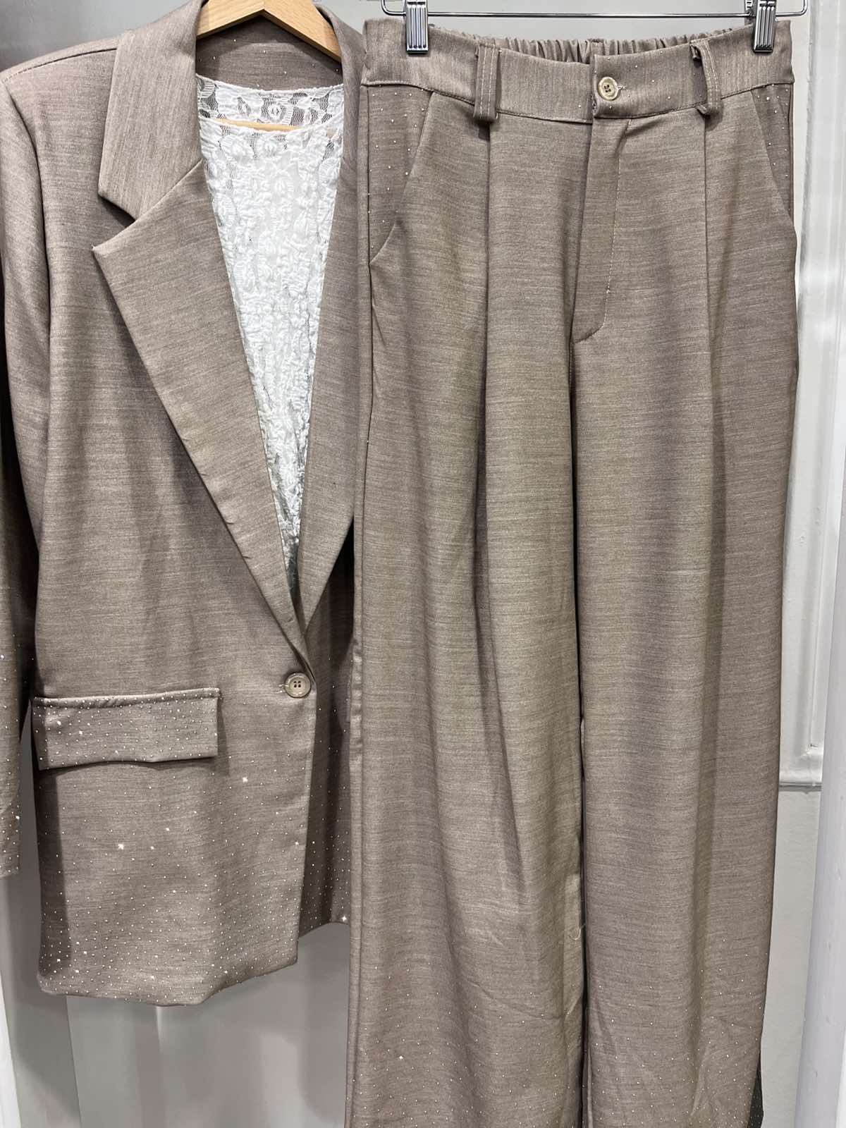 Δείτε τη λαμπερή συλλογή ρούχων του Be Queen και βρείτε το outfit σας για κάθε στιγμή των γιορτών! 12 Δείτε τη λαμπερή συλλογή ρούχων του Be Queen και βρείτε το outfit σας για κάθε στιγμή των γιορτών! 11