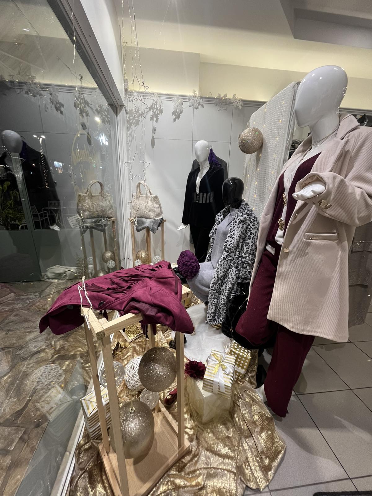 Δείτε τη λαμπερή συλλογή ρούχων του Be Queen και βρείτε το outfit σας για κάθε στιγμή των γιορτών! 30 Δείτε τη λαμπερή συλλογή ρούχων του Be Queen και βρείτε το outfit σας για κάθε στιγμή των γιορτών! 29