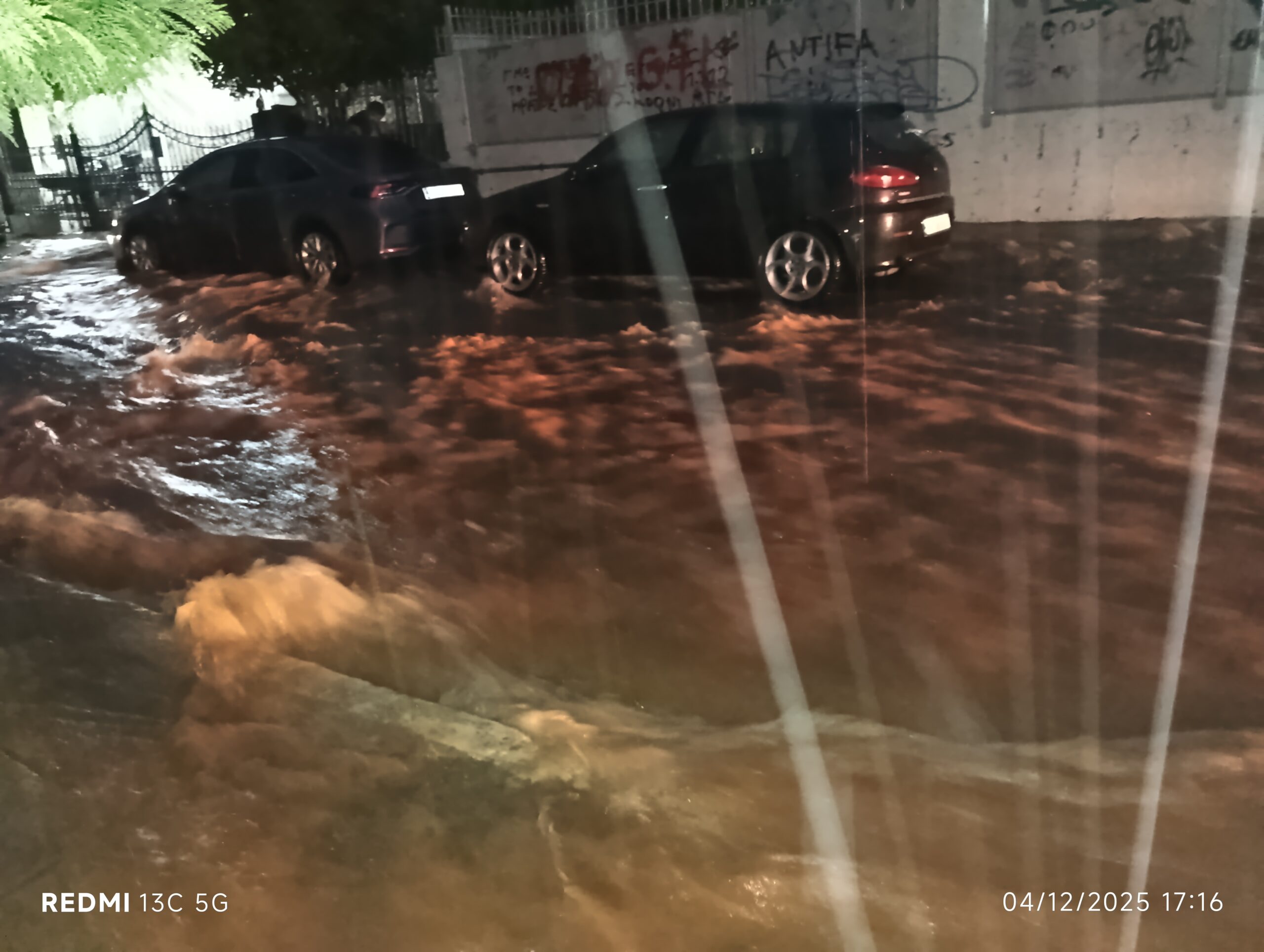 Ξεκίνησε η νεροποντή, τα πρώτα προβλήματα στο Χαϊδάρι - 11