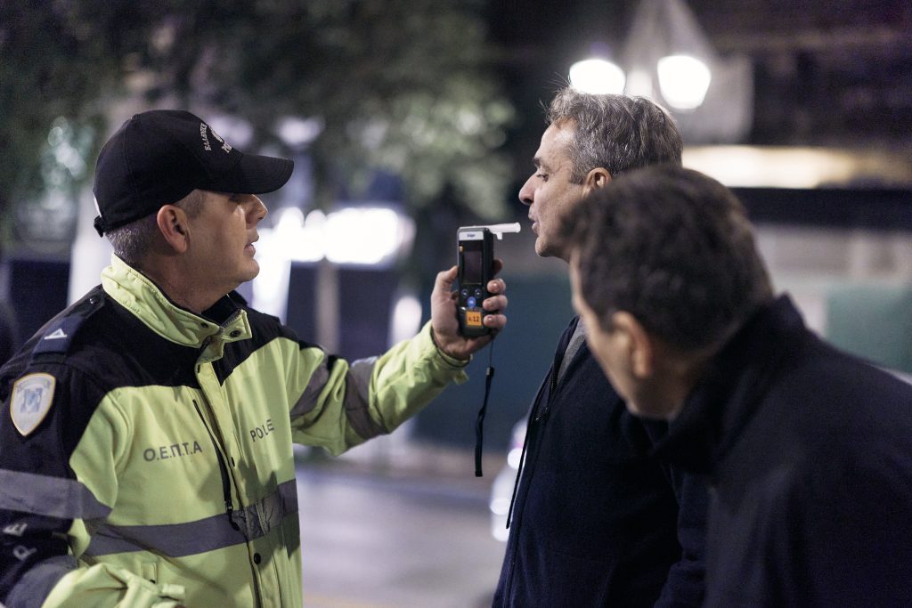 Μητσοτάκης - Χρυσοχοΐδης σε μπλόκο της Τροχαίας για αλκοτέστ 4 Μητσοτάκης - Χρυσοχοΐδης σε μπλόκο της Τροχαίας για αλκοτέστ 3