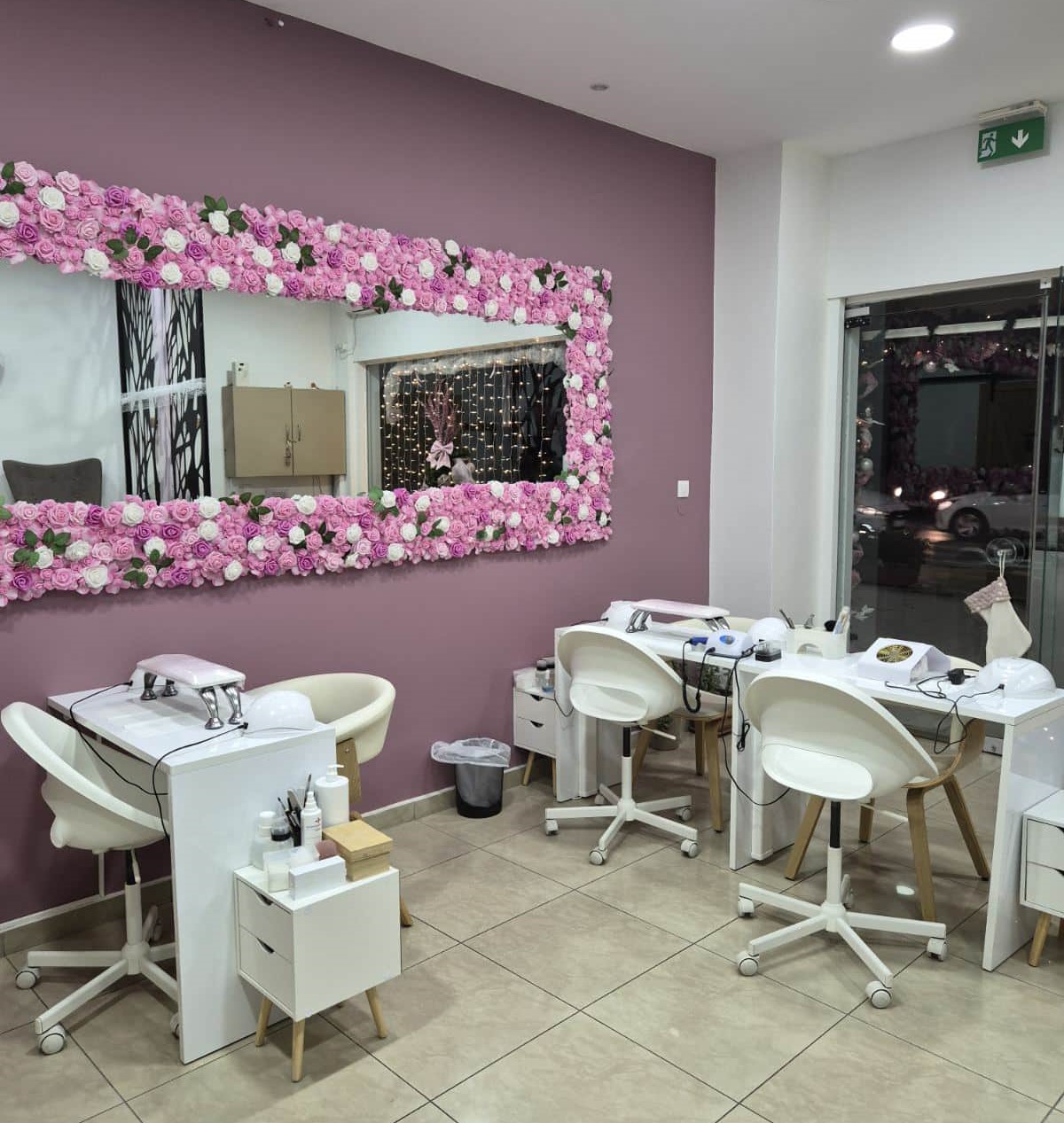 Εκεί μέσα κάτι ωραίο συμβαίνει! Δύο καταστήματα ομορφιάς κάνουν την πόλη… γιορτινή και όμορφη! 15