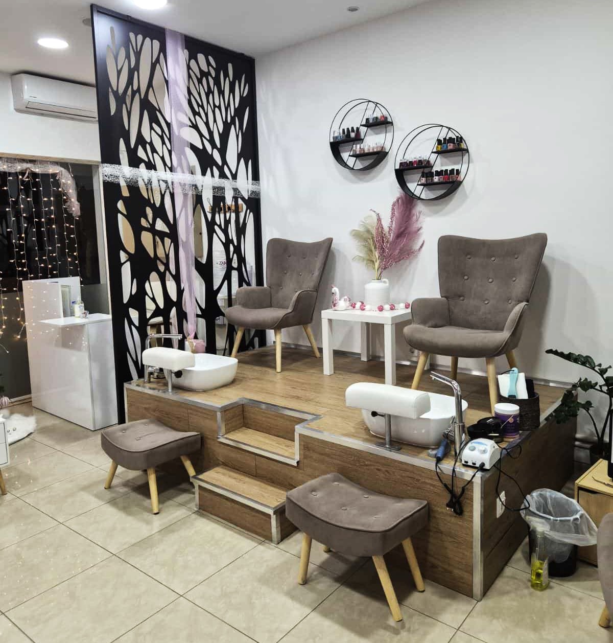 Εκεί μέσα κάτι ωραίο συμβαίνει! Δύο καταστήματα ομορφιάς κάνουν την πόλη… γιορτινή και όμορφη! 9