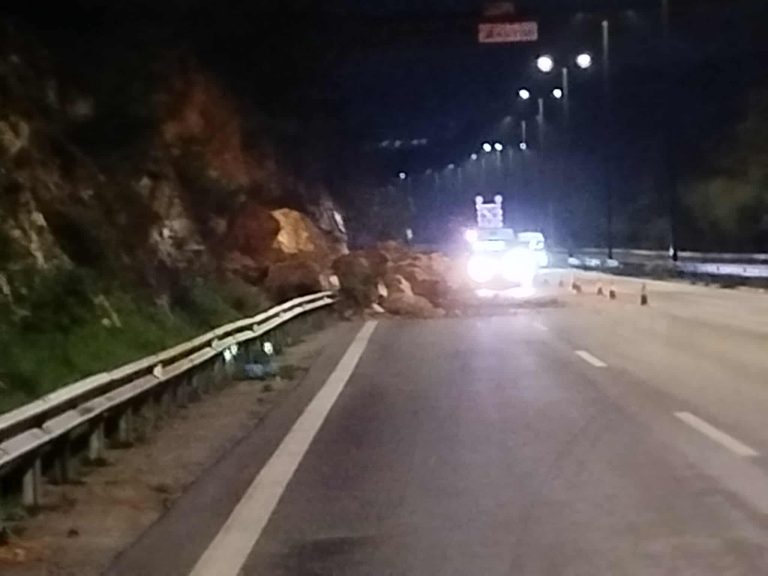 Κατολίσθηση βράχων και δέντρων στη Λεωφόρο Αθηνών 4 Κατολίσθηση βράχων και δέντρων στη Λεωφόρο Αθηνών 3