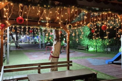 Οι "ακρίτες" του Χαϊδαρίου έκαναν την παιδική χαρά τους ένα μικρό χριστουγεννιάτικο χωριό 5