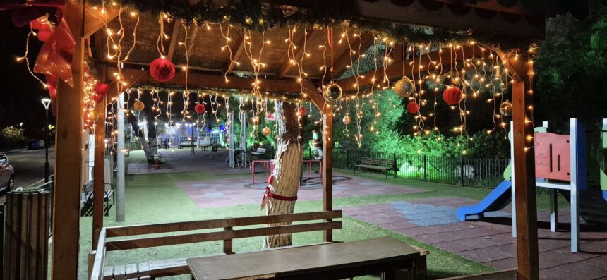 Οι "ακρίτες" του Χαϊδαρίου έκαναν την παιδική χαρά τους ένα μικρό χριστουγεννιάτικο χωριό 1