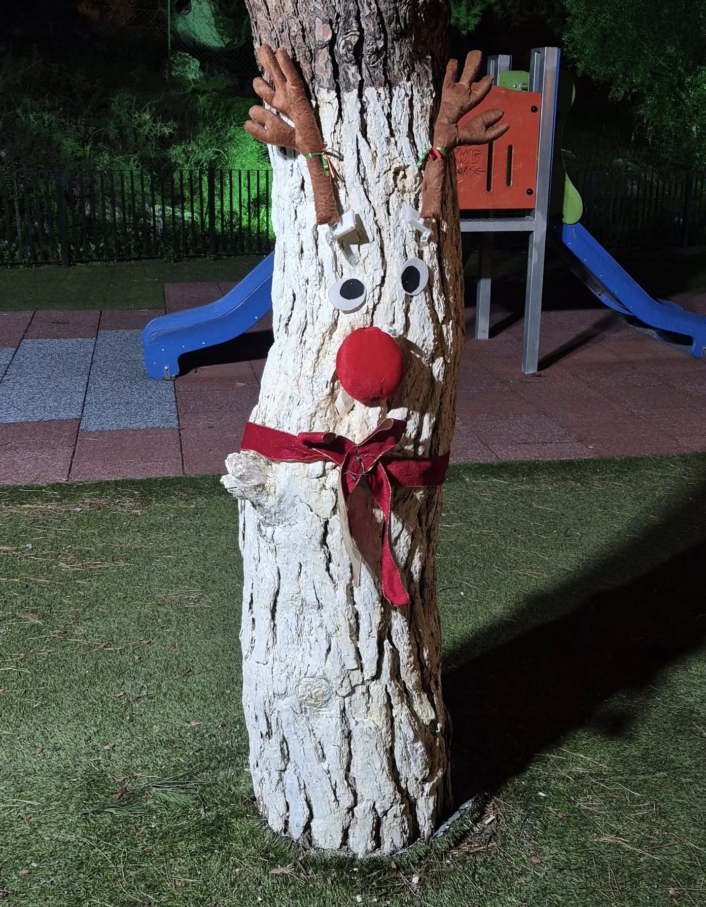 Οι "ακρίτες" του Χαϊδαρίου έκαναν την παιδική χαρά τους ένα μικρό χριστουγεννιάτικο χωριό 11