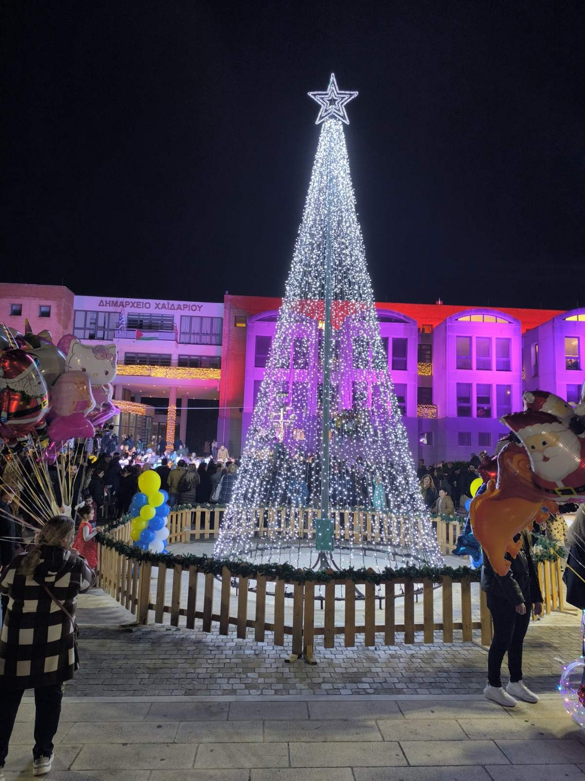 Φωταγωγήθηκε το Χριστουγεννιάτικο Δέντρο στο Χαϊδάρι - Θα λειτουργήσει και γιορτινό χωριό 12 Φωταγωγήθηκε το Χριστουγεννιάτικο Δέντρο στο Χαϊδάρι - Θα λειτουργήσει και γιορτινό χωριό 11