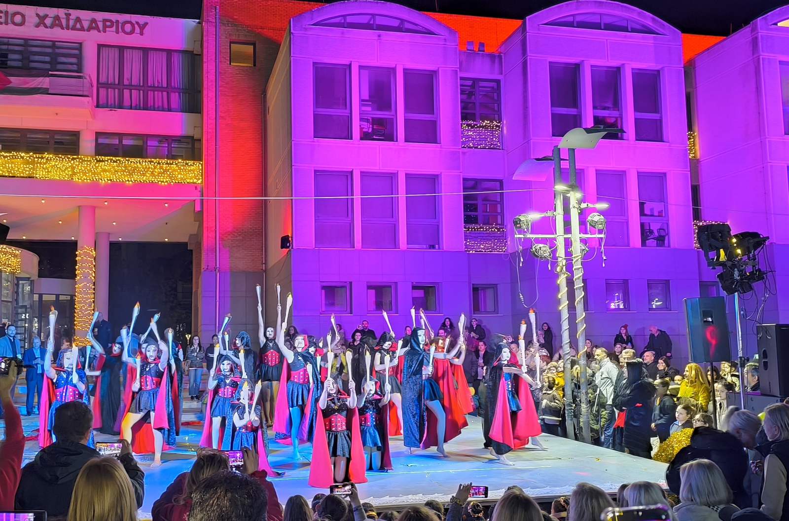 Φωταγωγήθηκε το Χριστουγεννιάτικο Δέντρο στο Χαϊδάρι - Θα λειτουργήσει και γιορτινό χωριό 10 Φωταγωγήθηκε το Χριστουγεννιάτικο Δέντρο στο Χαϊδάρι - Θα λειτουργήσει και γιορτινό χωριό 9