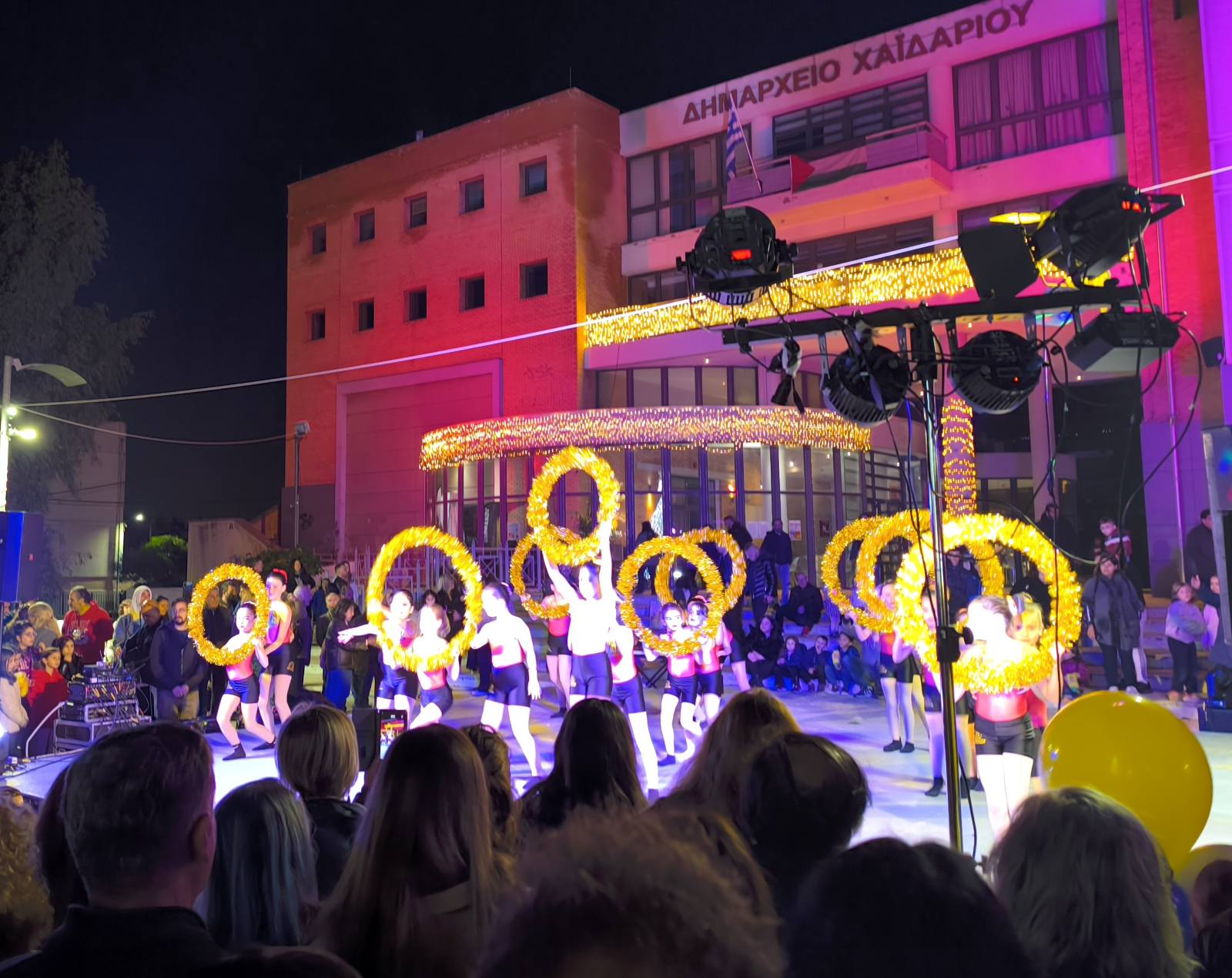 Φωταγωγήθηκε το Χριστουγεννιάτικο Δέντρο στο Χαϊδάρι - Θα λειτουργήσει και γιορτινό χωριό 8 Φωταγωγήθηκε το Χριστουγεννιάτικο Δέντρο στο Χαϊδάρι - Θα λειτουργήσει και γιορτινό χωριό 7