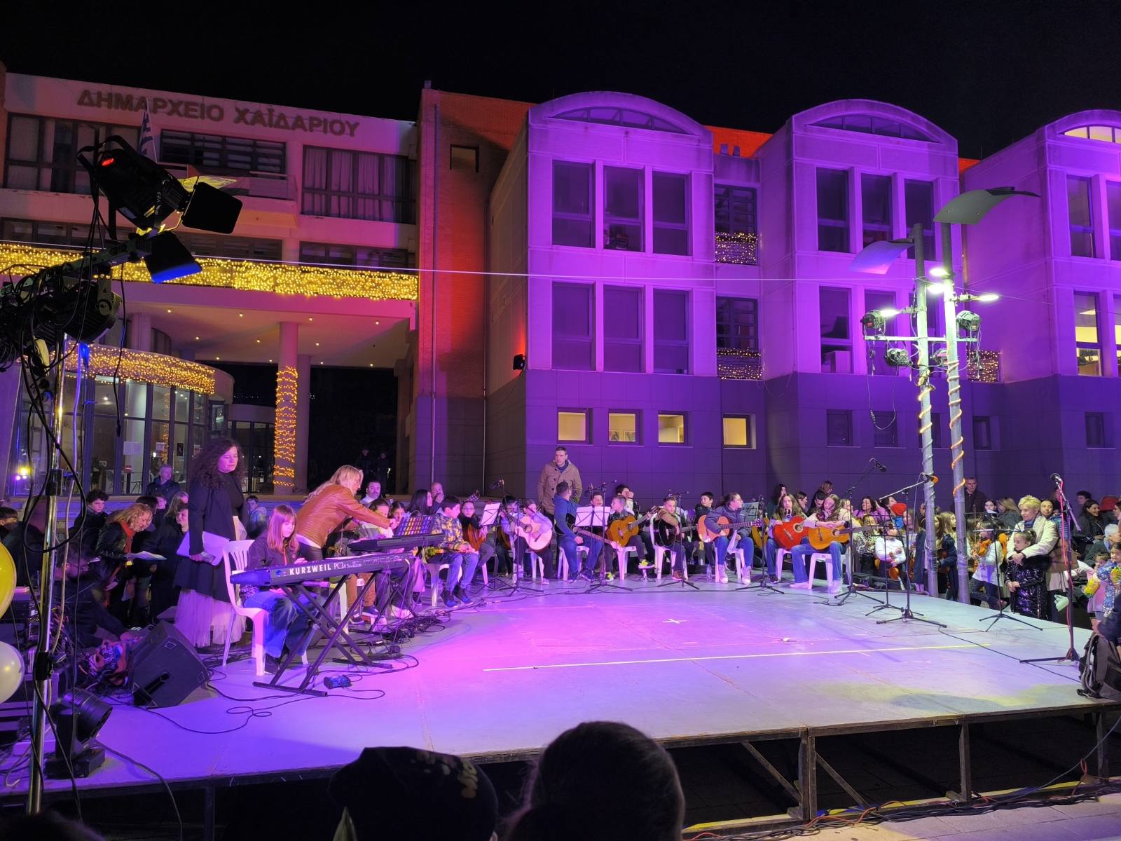 Φωταγωγήθηκε το Χριστουγεννιάτικο Δέντρο στο Χαϊδάρι - Θα λειτουργήσει και γιορτινό χωριό 6 Φωταγωγήθηκε το Χριστουγεννιάτικο Δέντρο στο Χαϊδάρι - Θα λειτουργήσει και γιορτινό χωριό 5