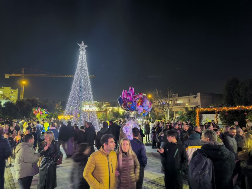 Φωταγωγήθηκε το Χριστουγεννιάτικο Δέντρο στο Χαϊδάρι - Θα λειτουργήσει και γιορτινό χωριό 1