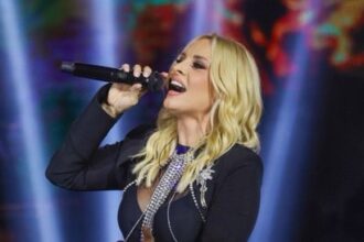 Στο νοσοκομείο η Ε. Παπαρίζου - Με Πέγκυ Ζήνα το άναμμα του χριστουγεννιάτικου δέντρου στο Περιστέρι 31