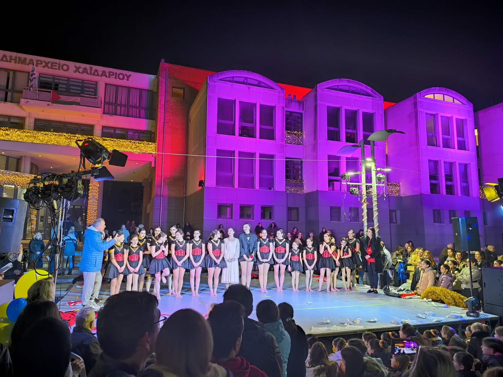 Φωταγωγήθηκε το Χριστουγεννιάτικο Δέντρο στο Χαϊδάρι - Θα λειτουργήσει και γιορτινό χωριό 4 Φωταγωγήθηκε το Χριστουγεννιάτικο Δέντρο στο Χαϊδάρι - Θα λειτουργήσει και γιορτινό χωριό 3