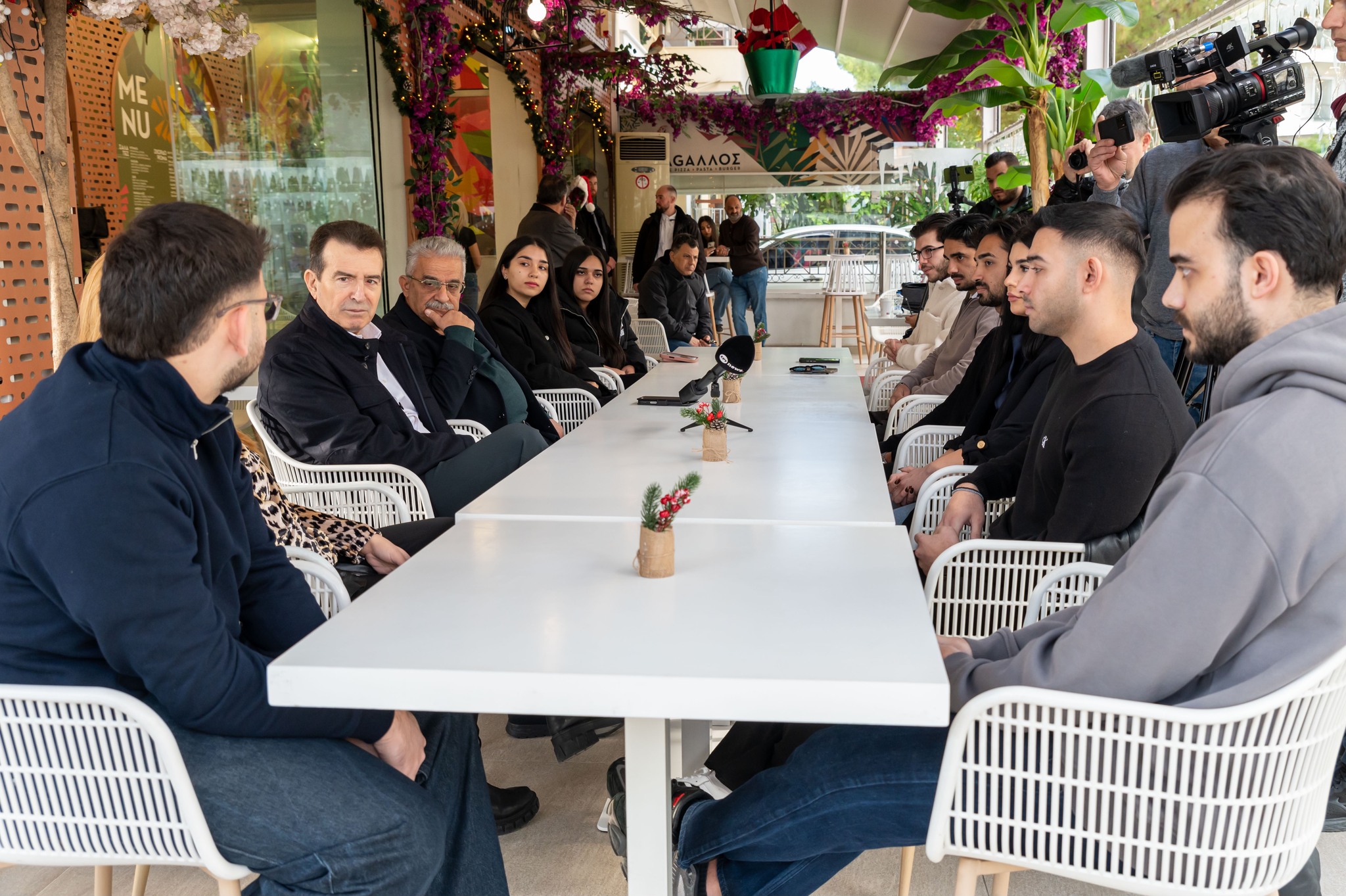 Ο Μιχάλης Χρυσοχοΐδης μίλησε με νέες και νέους τσιγγάνους για ένα μεγάλο παράδειγμα 4 Ο Μιχάλης Χρυσοχοΐδης μίλησε με νέες και νέους τσιγγάνους για ένα μεγάλο παράδειγμα 3