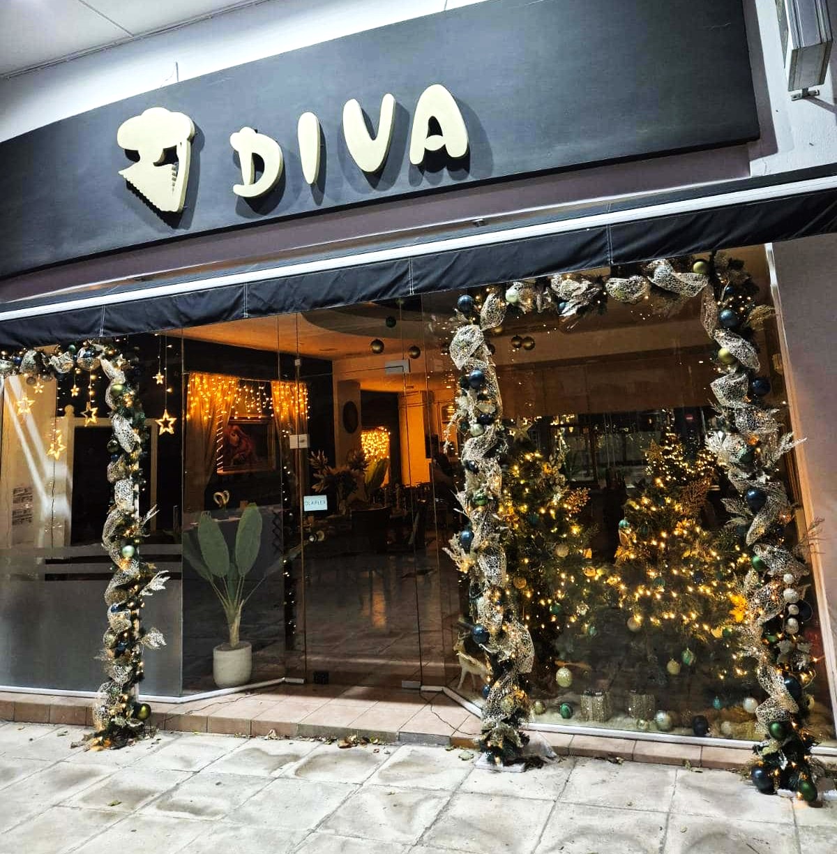 Εκεί μέσα κάτι ωραίο συμβαίνει! Δύο καταστήματα ομορφιάς κάνουν την πόλη… γιορτινή και όμορφη! 3