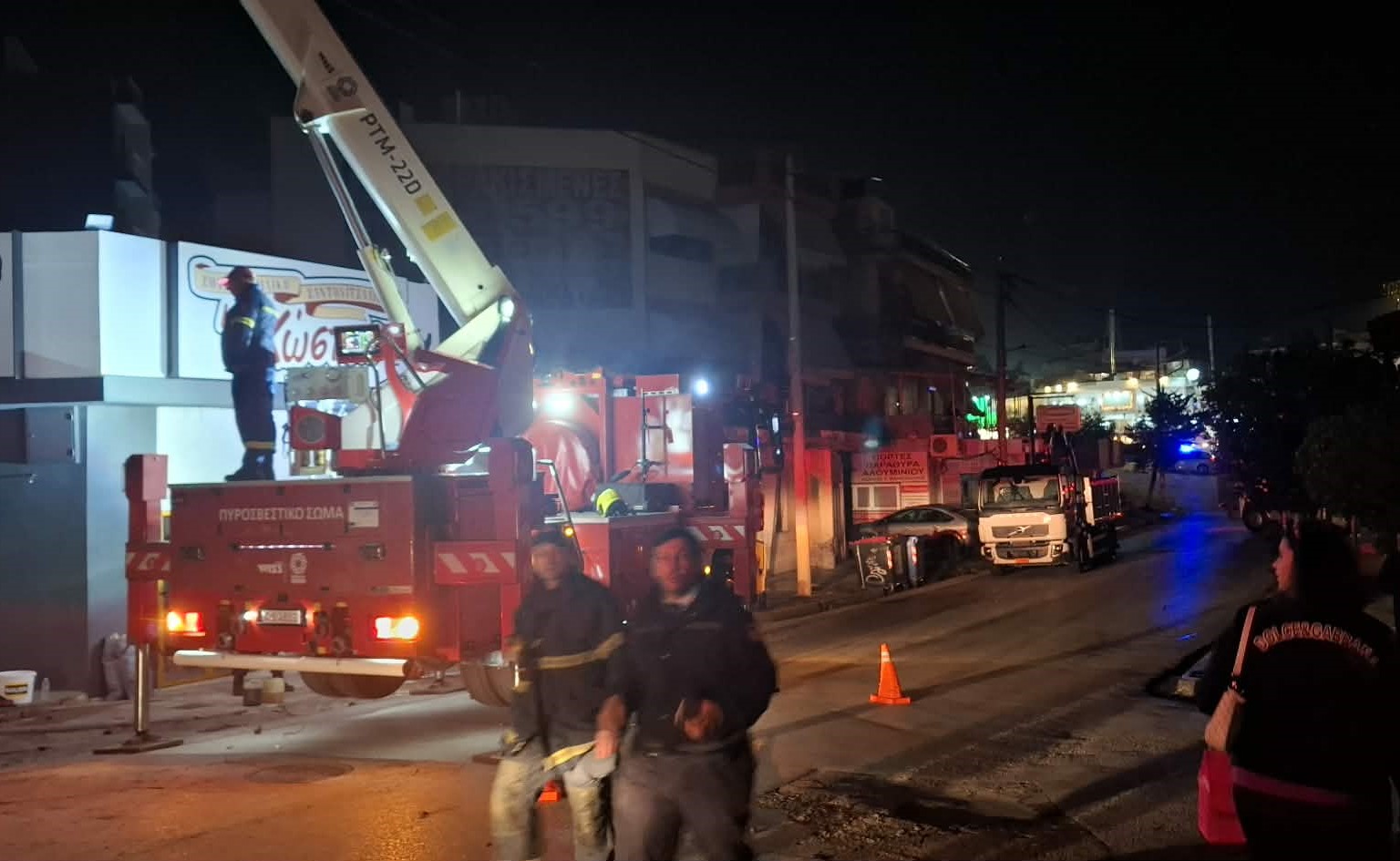 Χαϊδάρι: Έπεσε πεύκο σε καλώδια ηλεκτροδότησης 5