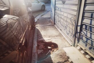 Η ΑΙ απαντά: 3,2 ευρώ κοστίζει η επιδιόρθωση αυτής της τρύπας στο πεζοδρόμιο της Καραϊσκάκη 17