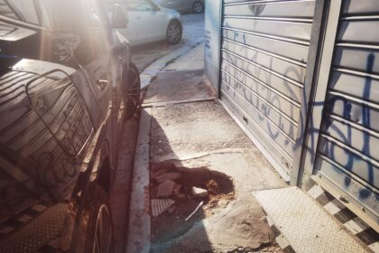 Η ΑΙ απαντά: Τόσο κοστίζει η επιδιόρθωση αυτής της τρύπας στο πεζοδρόμιο της Καραϊσκάκη 5