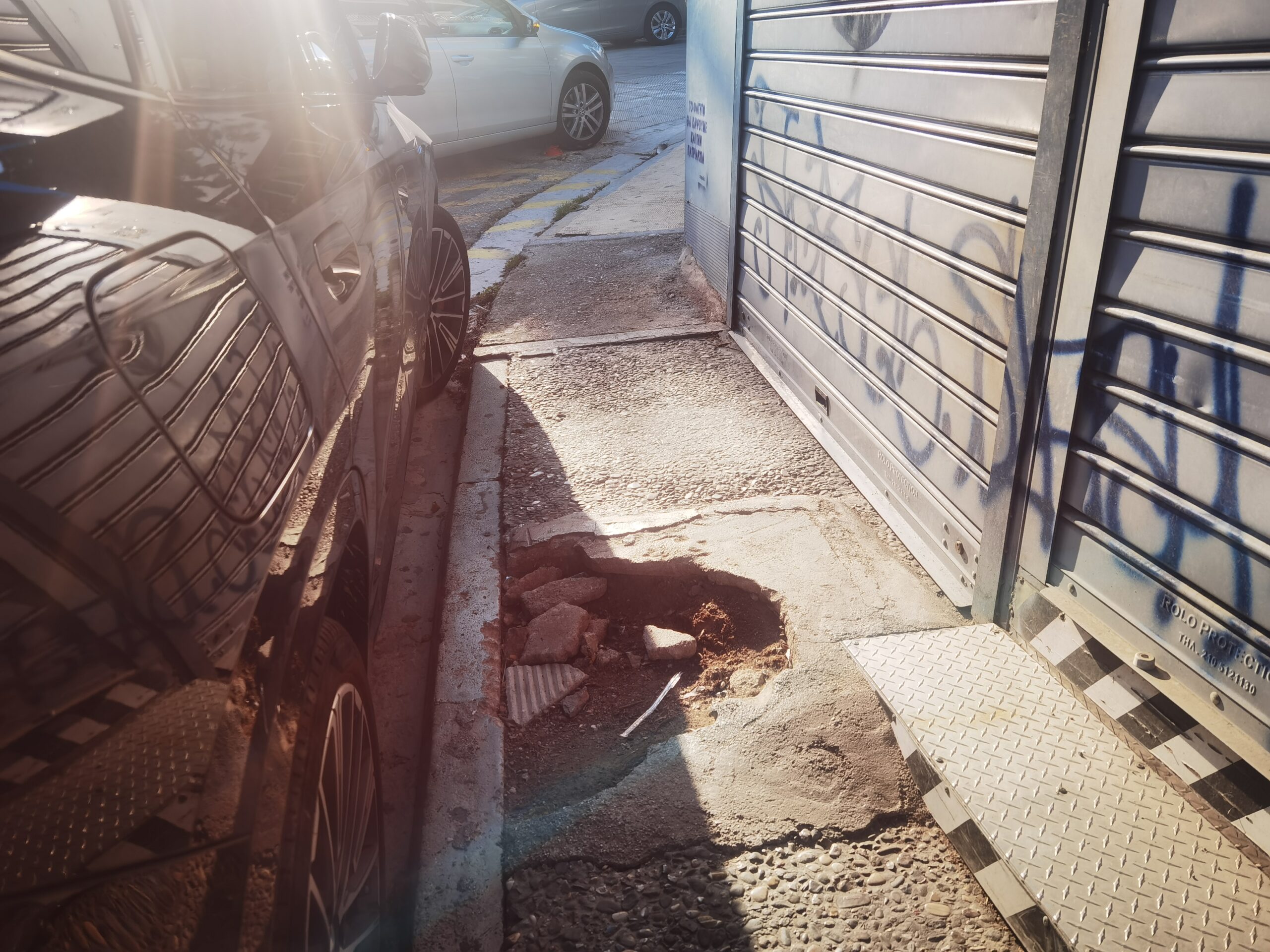 Η ΑΙ απαντά: Τόσο κοστίζει η επιδιόρθωση αυτής της τρύπας στο πεζοδρόμιο της Καραϊσκάκη 7