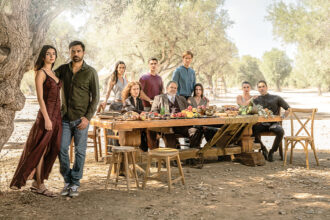 Ο Χαϊδαριώτης ηθοποιός που μπαίνει στη "Γη της ελιάς", ενώ ετοιμάζεται και για το reunion του πολυαγαπημένου "Στο Παρά Πέντε" 33