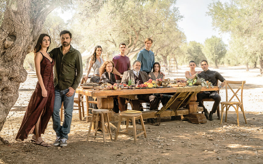 Ο Χαϊδαριώτης ηθοποιός που μπαίνει στη "Γη της ελιάς", ενώ ετοιμάζεται και για το reunion του πολυαγαπημένου "Στο Παρά Πέντε" 15